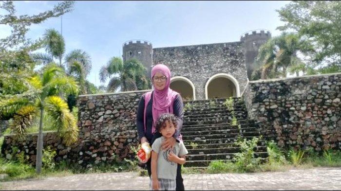 Maya Lakoro bersama buah hatinya saat mengunjungi wisata Benteng Ulantha pada Minggu (24/11/2024).