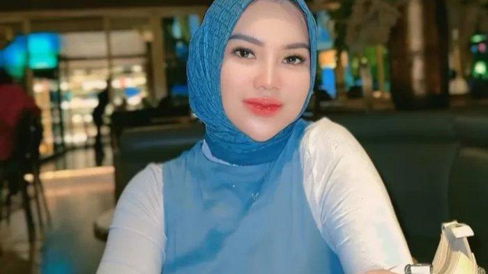 Selebgram asal Aceh, Mira Ulfa tengah menjadi sorotan di sosial media setelah videonya membaca Al-Qur'an dengan diiringi musik Dj.