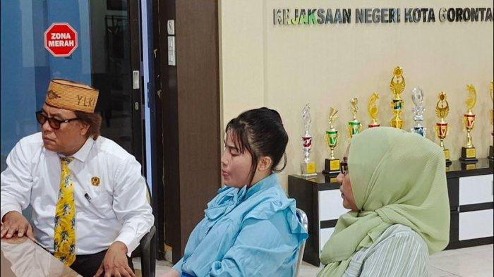 Nurhalisa Abdullah saat diperiksa Kejati di Kejaksaan Negeri Gorontalo pada Selasa (5/11/2024).
