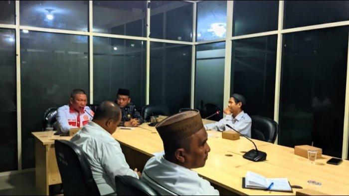 Oknum Kades (kemeja putih dan kopiah hitam) saat bertemu anggota Komisi I DPRD Kabupaten Gorontalo pada Kamis (14/11/2024).