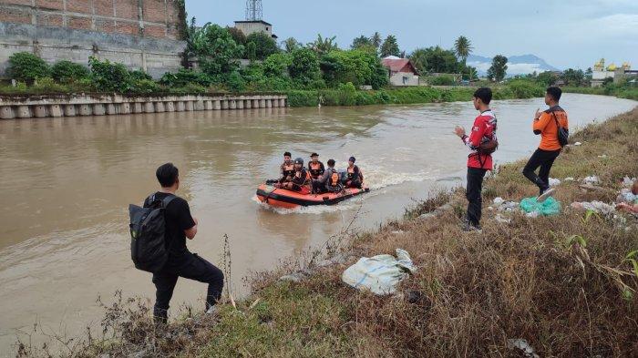 PENCARIAN KORBAN - Tim SAR Gabungan menyisir Sungai Bolango di bawah Jembatan Potanga, Kecamatan Kota Barat, Kota Gorontalo, Senin (14/04/2025). FOTO: Moh Zulpama Hulopi
