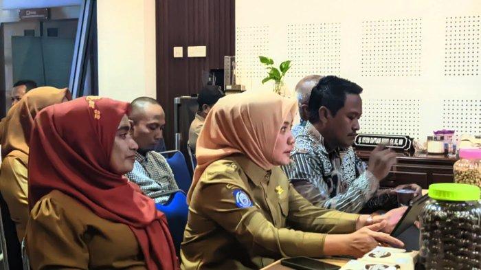 PENYEBARAN BERITA : Suasana Rapat Diskominfotik Provinsi Gorontalo dengan Komisi I DPRD Provinsi Gorontalo, Senin (7/7/2025). Pembahasan ini berkaitan dengan keluhan atas kewajiban ASN menshare berita Kominfotik.