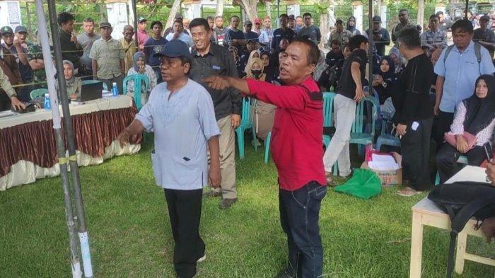 Suasana saling adu argumen antara para saksi dan caleg bersama anggota PPK Tilongkabila.