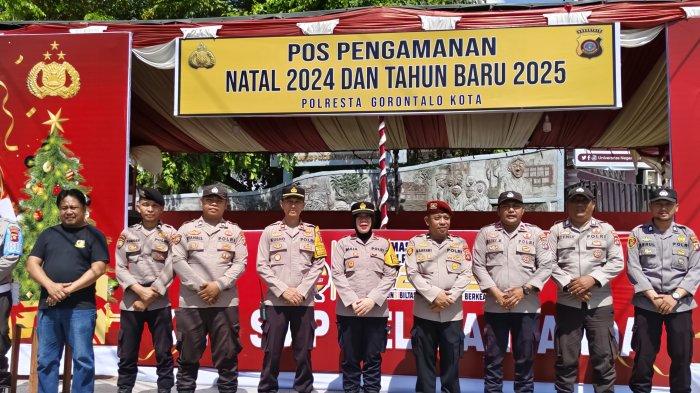 Para personel berfoto bersama di depan pos pengamanan Nataru di kawasan Universitas Negeri Gorontalo, Sabtu (21/12/2024).