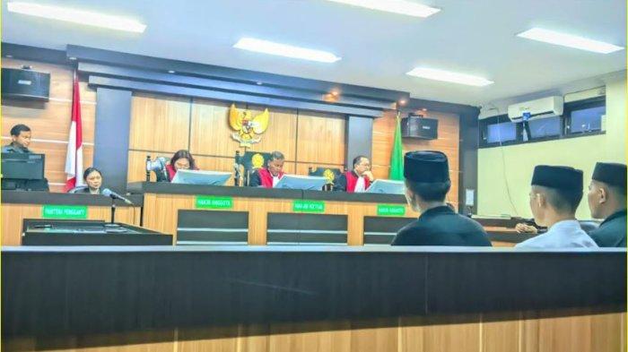 Para terdakwa mendengarkan putusan hakim di Pengadilan Negeri Gorontalo, Senin (16/7/2024).