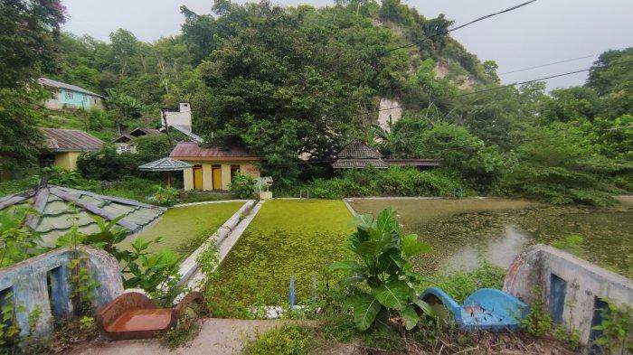 Semak belukar menguasai seluruh kawasan Pemandian Bak Potanga. Sejak pengelolanya meninggal 2019 lalu, kolam renang ini memang sudah jarang dirawat.