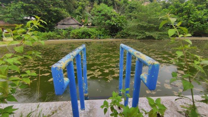 Pemandian Bak Potanga memiliki 3 kolam renang, kini kondisinya menyeramkan. Pernah kembali dikelola, namun kalah populer.