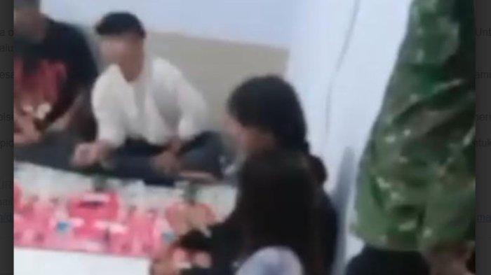 PENGGEREBEKKAN RUMAH PROSTITUSI - Tangkapan Layar Video berdurasi 57 detik menunjukkan warga setempat tengah mengintrogasi muda-mudi di satu rumah kontrakan di Kelurahan Jelakombo, Kecamatan Jombang, Kabupaten Jombang, Jawa Timur pada Kamis (30/1/2025). Diduga rumah kontrakan tersebut menjadi tempat prostitusi terselubung.