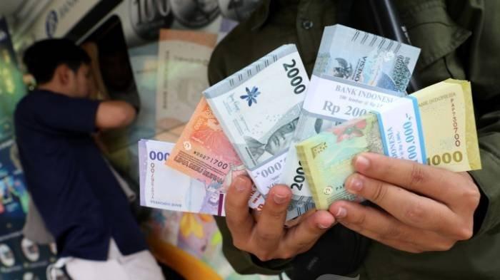 THR Karyawan Swasta - Foto diambil dari Tribunnews/Irwan Rismawan. Nominal Rincian Penukaran Uang Baru Lebaran 2025 di Pintar BI, Maksiman per Orang Rp4,3 Juta. Informasi penukaran uang baru Lebaran 2025 melalui mobil kas keliling Bank Indonesia (BI). Warga negara Indonesia yang ingin menukar uang baru Lebaran 2025 harus memesan layanan penukaran terlebih dahulu melalui website atau aplikasi Pintar BI.