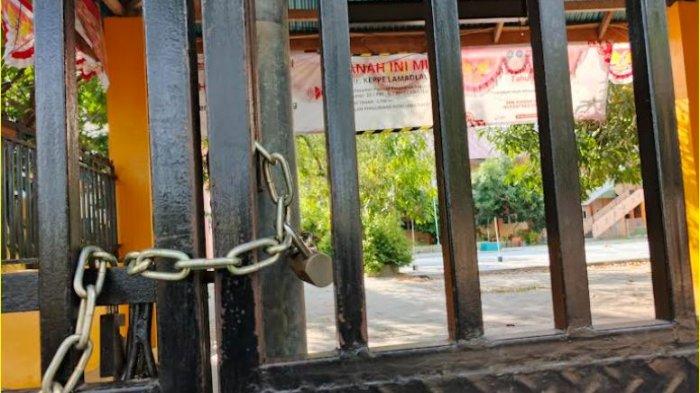 Pintu sekolah SMK Kesehatan Gorontalo digembok. Tidak ada aktivitas belajar mengajar di sekolah pada Rabu (18/9/2024).