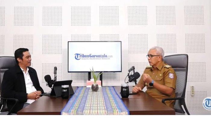 Pj Gubernur Gorontalo Rudy Salahuddin saat wawancara eksklusif TribunGorontalo.com dalam Tribun Podcast edisi Tribun Ngopi 'Ngobrol Sang Pemimpin' yang dipandu Manajer Content TribunGorontalo.com, Aldi Ponge.