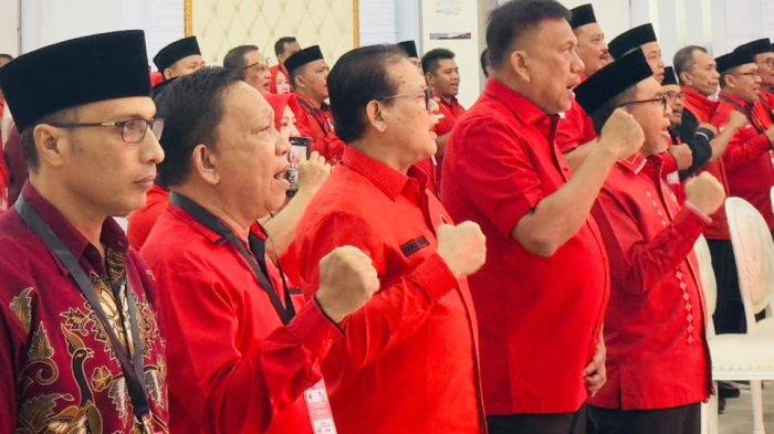 Plt Ketua DPD PDI Perjuangan Gorontalo, Olly Dondokambey membuka rapat kerja daerah khusus (rakerdasus) dan rapat kerja cabang khusus (rakercabsus) di Graha Misfalah, Kota Gorontalo, Provinsi Gorontalo pada Kamis (14/11/2024).