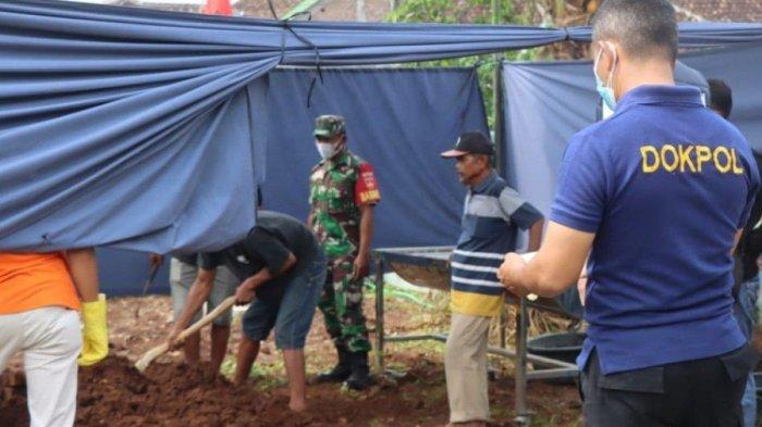Polisi membongkar makam SN (3) balita yang tewas diduga dianiaya ayah tirinya MR (26) di Dukuh Sajen RT 010 / RW 001, Desa Guli, Kecamatan Nogosari, Boyolali, Jawa Tengah, Sabtu (27/1/2024).
