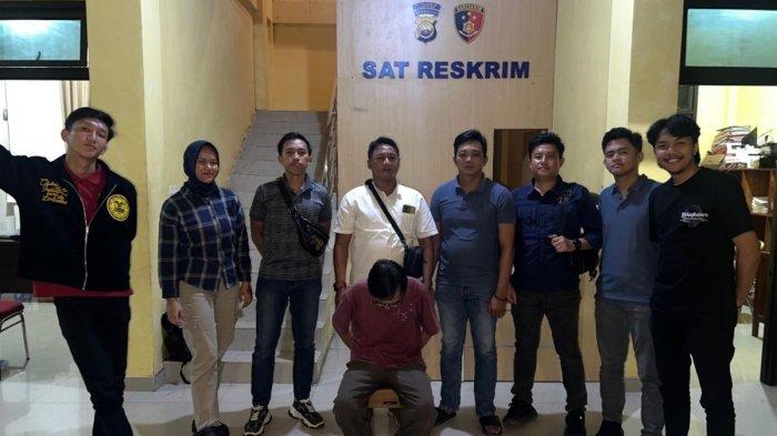 Polres Lebong, Bengkulu menangkap EG (52) warga Kecamatan Lebong, Bengkulu karena setubuhi seorang anak temannya sendiri hingga hamil, Kamis (23/1/2025).