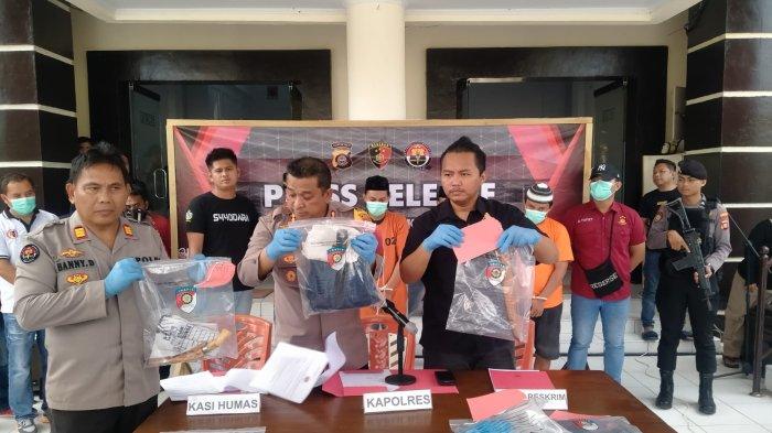 Polres Pohuwato menunjukkan barang bukti senjata tajam digunakan pelaku dalam pembunuhan Brian Husain