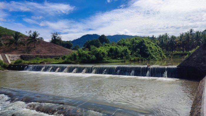 CEKDAM PILOHAYANGA - Potret Cekdam di Desa Piloliyanga, Kecamatan Tilamuta, Kabupaten Boalemo,Minggu (15/6/2025). Saat ini Cekdam Pilohayanga kerap dikunjungi masyarakat di akhir pekan.