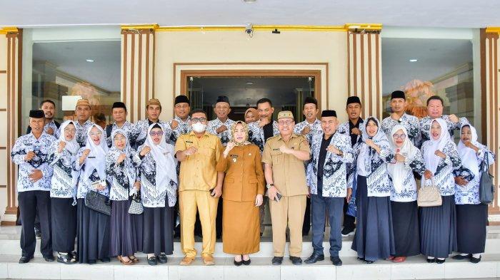 THR GURU - Potret Persatuan Guru Republik Indonesia (PGRI) Gorontalo Utara menuntut hak-hak guru terkait THR yang belum cair, Pj Bupati Gorontalo Utara Sila Nurainsyah Botutihe menegaskan THR akan dibayarkan sebelum khotib turun dari mimbar.