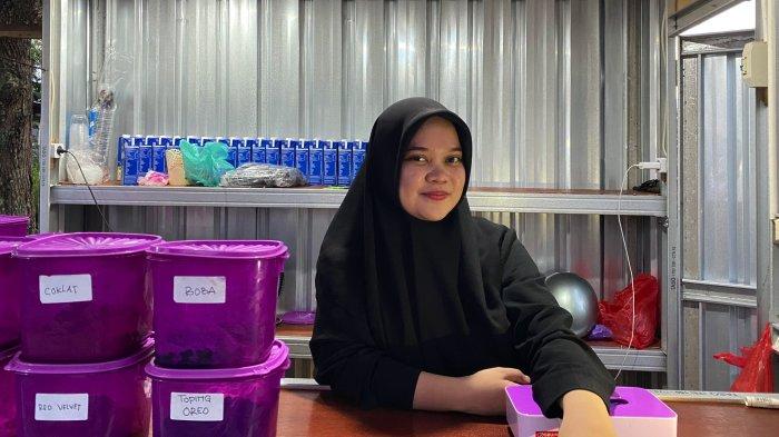 Potret Rahmawati saat sedang berada di lapak yang berlokasi di Jl Irian, Kelurahan Liluwo, Kecamatan Kota Tengah, Rabu (6/11/24).