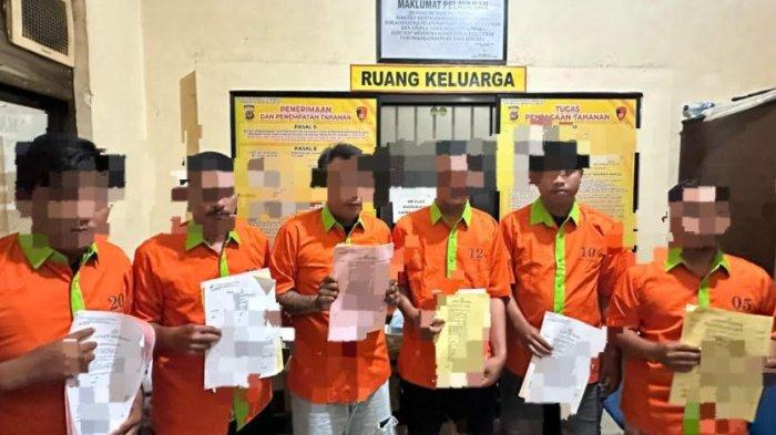 KASUS PENGANIAYAAN - Potret enam debt collector pelaku pengeroyokan nasabah saat ditetapkan sebagai tersangka. Kini Keenam pelaku terancam hukuman enam tahun lima bulan penjara.