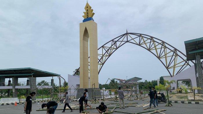 TRADISI TUMBILOTOHE - Potret mahasiswa Fakultas Teknik UNG sedang merancang tempat botol lampu untuk tradisi Tumbilotohe, Sabtu (22/3/2025) sore. Maba dan Senat Mahasiswa berkolaborasi.