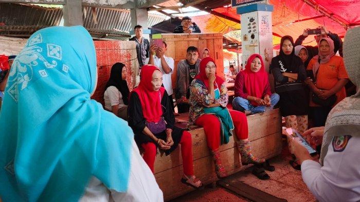 TOLAK RELOKASI - Potret para pedagang berdialog dengan UPTD, Rabu (30/4/2025). Para pedagang ayam dan sayuran menolak direlokasi dari TPI Kota Gorontalo (Sumber Foto: TribunGorontalo.com/Arianto Panambang)