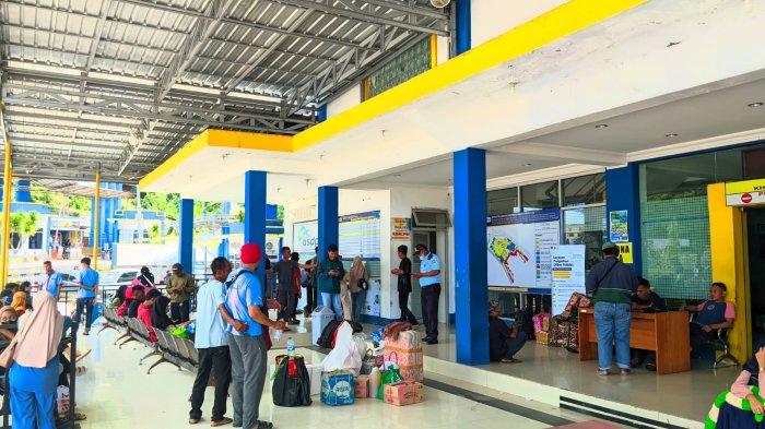 MUDIK LEBARAN - Potret penumpang di Pelabuhan Ferry Gorontalo, Selasa (25/3/2025). Hari ini kapal KMP Moinit akan menuju Pelabuhan Pagimana, Kamis (27/3/2025). Tiket VIP dan bisnis ludes terjual.