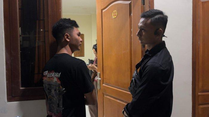 RAZIA INDEKOS - Potret personel Polda Gorontalo saat melakukan razia di sebuah indekos, Kamis (6/3/2025). Polisi langsung membawa pasangan bukan suami istri ke Mapolda Gorontalo untuk dimintai keterangan. (Sumber foto: Polda Gorontalo).