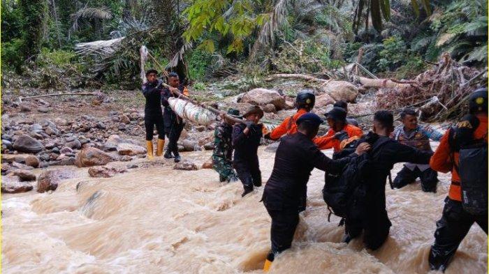 Potret tim evakuasi mengevakuasi korban longsor tambang Suwawa di Kabupaten Bone Bolango, Provinsi Gorontalo pada Selasa (9/7/2024).