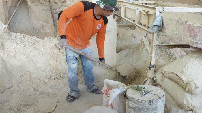 Produksi batu kapur di Desa Buliide, Kecamatan Kota Barat, Kota Gorontalo, Selasa (5/11/2024),