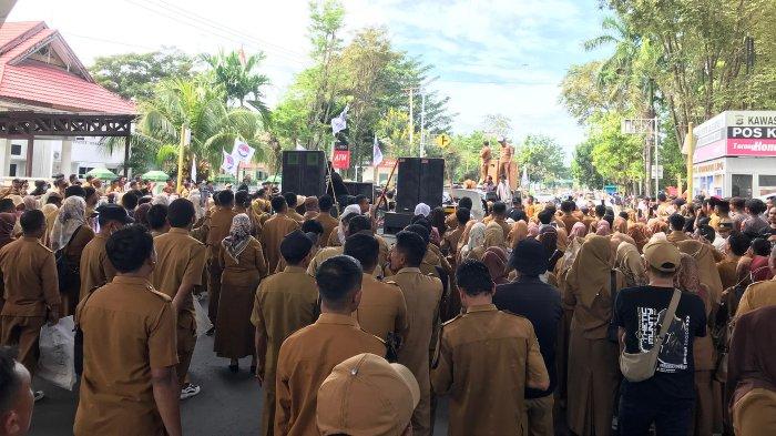 Puluhan aparat desa se-Kabupaten Gorontalo demonstrasi di depan kantor DPRD Kabupaten Gorontalo pada Senin (10/12/2024).