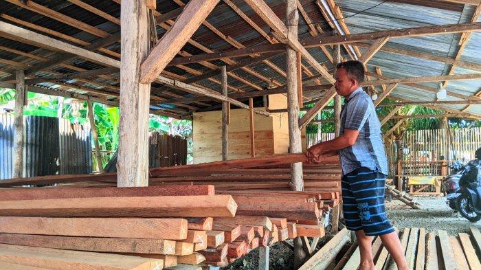 Ramli Lesar (Ula) penjual kayu di Desa Tenggela, Kecamatan Telaga, Kabupaten Gorontalo.
