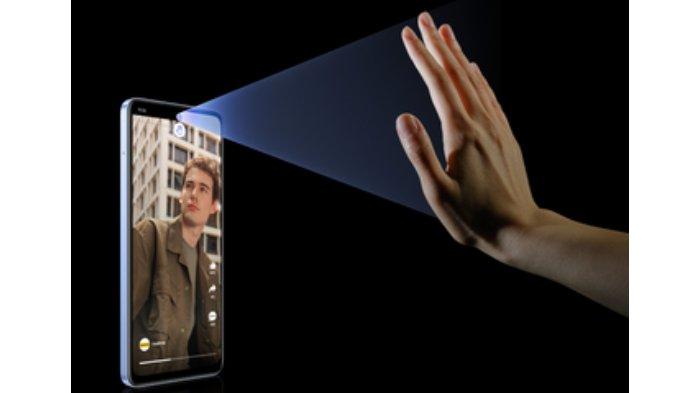 Realme C65 punya fitur Airless Gesture AI. Fitur ini memberikan pengalaman interaktif untuk menonton video pendek, berinteraksi dengan jejaring sosial, menjawab panggilan telepon, dan membisukan panggilan masuk hanya dengan lambaian tangan.