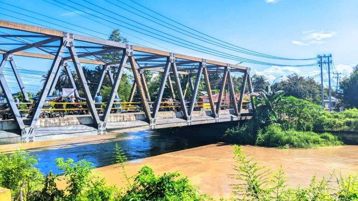 REMAJA HANYUT - Potret jembatan Potanga tempat remaja 17 tahun terjatuh hingga hanyut di Sungai Bolango, Senin (14/4/2025). Hingga kini TIm Basarnas masih mencari korban.