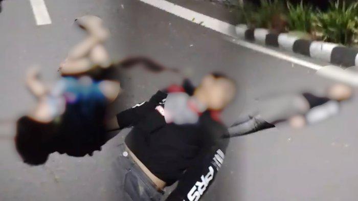 KECELAKAAN MAUT - Potret remaja tergeletak di jalan By Pass Bone Bolango, sekitar pukul 03.00 Wita, Minggu (20/4/2025). Dari tiga korban tersebut, satu orang meninggal dunia di lokasi kejadian.