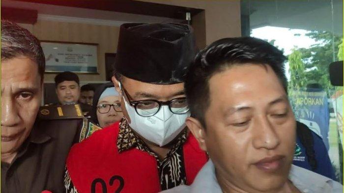 Rifadli Bahsuan Kadis PUPR Kota Gorontalo mengenakan rompi merah usai diperiksa penyidik Kejari Kota Gorontalo, Senin (25/3/2024).
