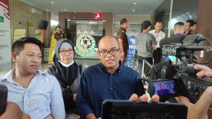 Roman Bobihoe, Kuasa hukum Rifadli Bahsuan, (kemeja biru) mengungkapkan pihaknya mengajukan permohonan penangguhan penahanan terhadap kliennya.
