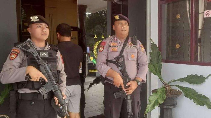 Rusli Gobel saat dijemput paksa Kejari Bone Bolango