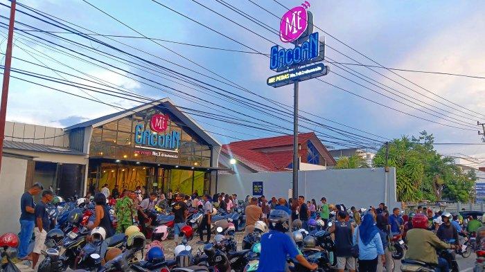 SEGEL -- Gerai Mie Gacoan bakal disegel Satpol PP Kota Gorontalo, Selasa (17/6/2025). Penutupan dilakukan atas perintah Wali Kota setelah buruh proyek mengaku belum menerima gaji selama enam bulan.