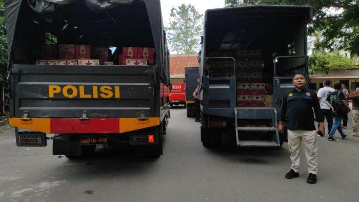 33 ribu botol miras dari segala merek saat dibawa ke polda gorontalo mengfunakan 4 truck pada Rabu 19/7/2023/ Agung.