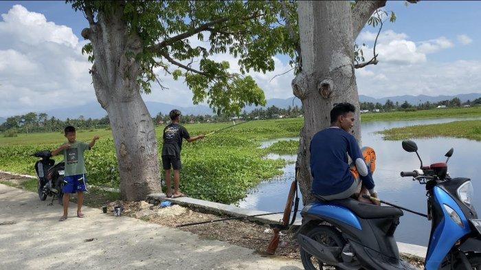 Sejumlah warga asyik memancing di kawasan Danau Limboto, Minggu (24/11/2024).