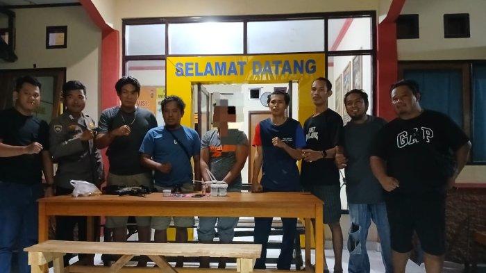 PEMAKAI SABU - Seorang pemakai narkoba saat diamankan di kantor Polres Gorontalo Utara, Rabu (5/2/2025) malam. Pria berusia 34 tahun itu ditangkap di rumahnya Desa Ilotunggula, Kecamatan Tolinggula, Kabupaten Gorontalo Utara, Provinsi Gorontalo.