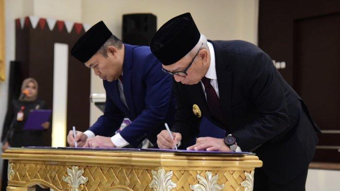 Serah terima jabatan Ismail Pakaya (kiri) ke Pj Gubernur Gorontalo Rudy Salahuddin.