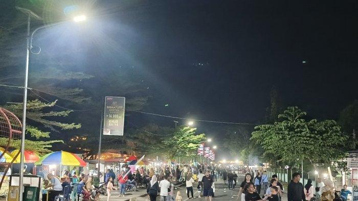 CAR FREE NIGHT -- Suasana Car Free Night di Taman Kuliner Kalimadu Kota Gorontalo pada Sabtu (12/7/2025) malam. Masyarakat memadati jalan.