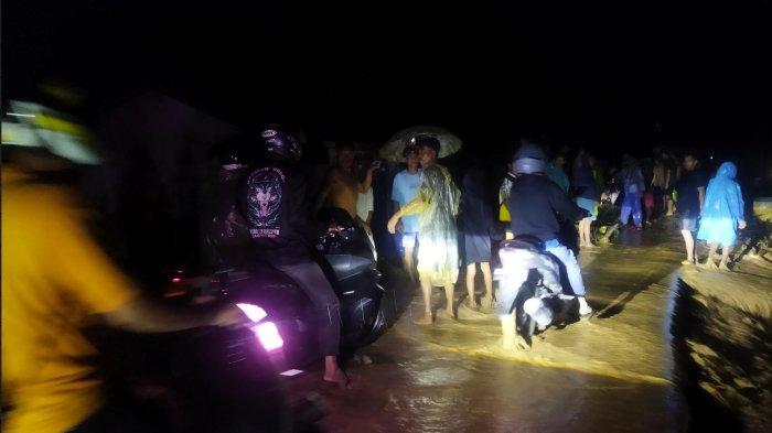 Suasana jalan menuju Desa Huangobotu, Pesisir Bone Bolango yang kini diterjang banjir.