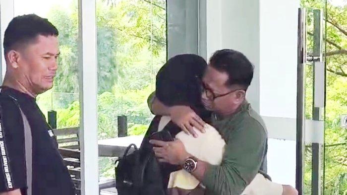 KORBAN PEMERASAN -- Suasana pertemuan Amel Musa dan ayahnya Yakob Musa. Amel Musa sempat menjadi korban pemerasan hingga ancaman pembunuhan di Kota Bekasi.