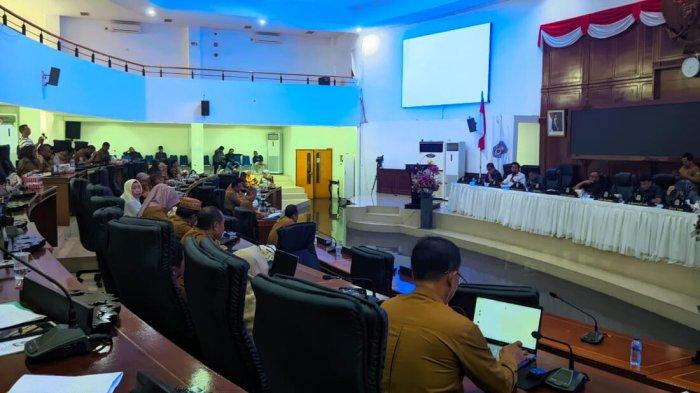 Suasana rapat soal TPG di Ruang Rapat Paripurna DPRD Provinsi Gorontalo, Senin (7/12/2024).