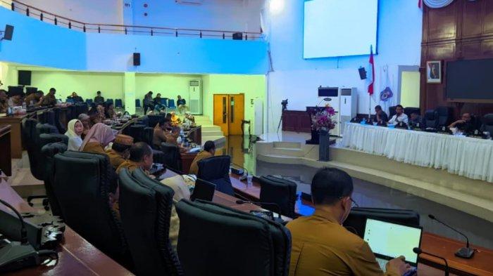 Suasana rapat soal TPG di Ruang Rapat Paripurna DPRD Provinsi, Senin (7/12/2024).