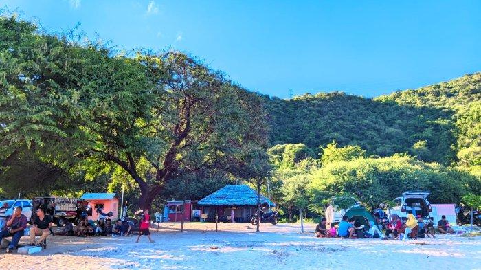 Suasana siang di Pantai Kurenai Gorontalo. Baru-baru ini isunya lokasi isu ini bersengketa di pengadilan Gorontalo.