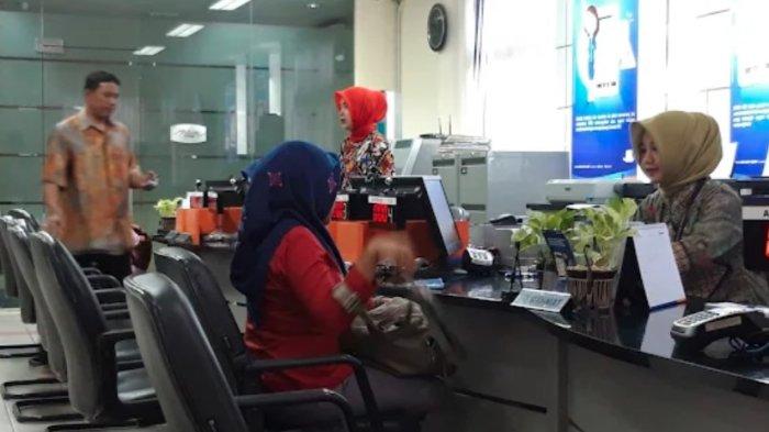 BSU -- Sudah cek BSU 2025 tapi rekening bermasalah? Tenang! Pemerintah kasih solusi! Kamu bisa ganti rekening yang tidak aktif secara online di bsu.bpjsketenagakerjaan.go.id. Buruan cek infonya, biar dana Rp600 ribu subsidi upahmu tetap cair.