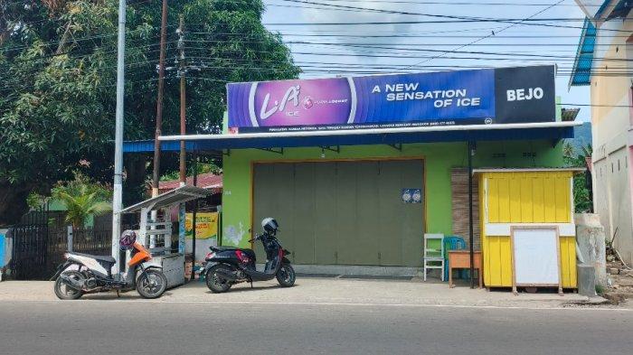 TOKO DIGONDOL MALING - Upaya pencurian di warung Kelurahan Padengo Kecamatan Kabila, Kabupaten Bone Bolango, Senin (9/6/2025) dini hari. Meski belum ada yang berhasil digasak, pemilik rumah menjelaskan terduga pelaku pernah mencuri dirumahnya dan mengambil barang berharga. Photo by Arianto Panambang, TribunGorontalo.com